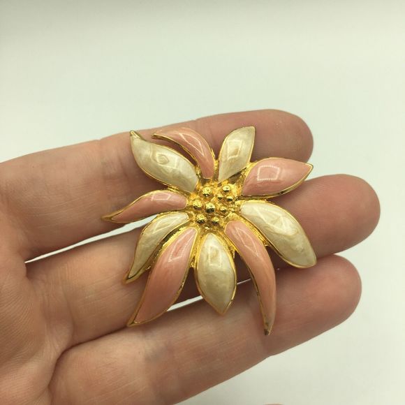 VINTAGE Pink Flower Brooch, Retro Metalwork & Enamel Poinsettia Floral Lapel Pin - Picture 2 of 9
